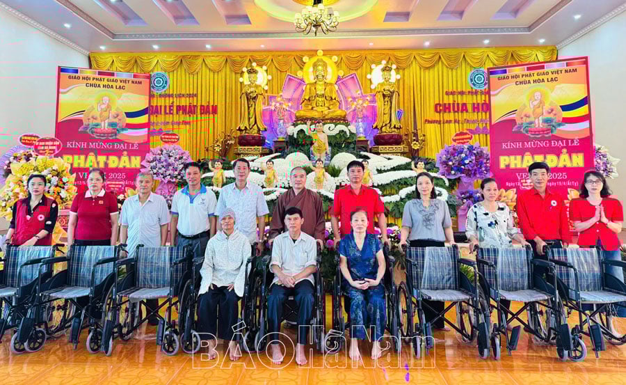 Trao 25 chiếc xe lăn cho người khuyết tật có hoàn cảnh khó khăn