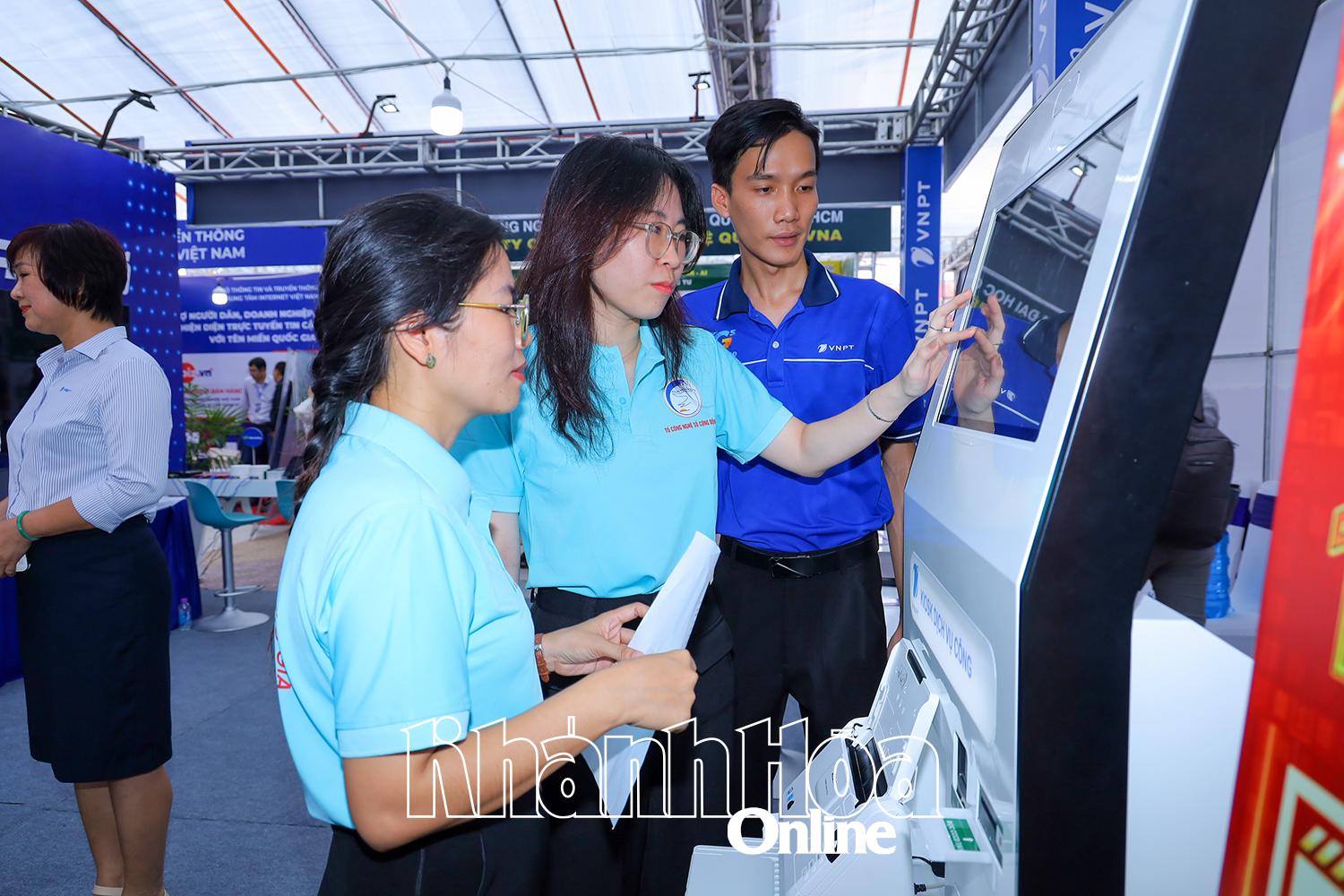 Khách hàng trải nghiệm thiết bị kiosk dịch vụ công được giới thiệu tại Ngày hội Công nghệ số tỉnh Khánh Hòa năm 2024. Ảnh minh họa.