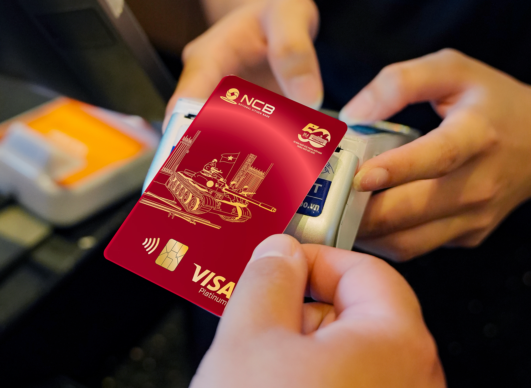 Thẻ được phát hành giới hạn, chỉ 5.000 bản dành tặng đến các khách hàng ưu tiên của ngân hàng với nhiều quyền lợi thiết thực
