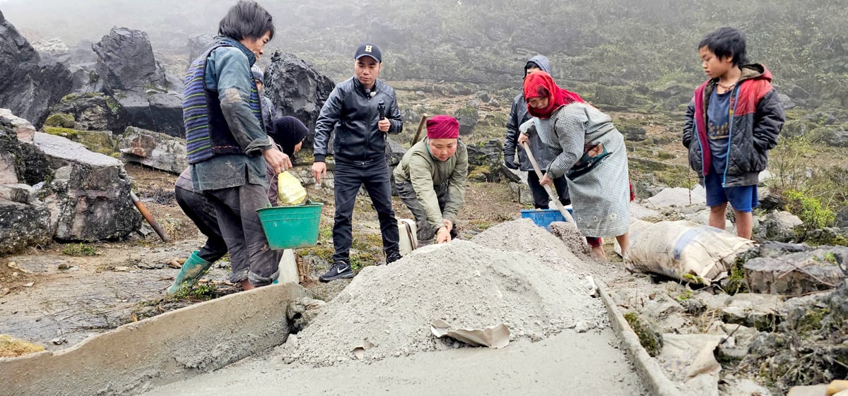 Hỗ trọ bà con thôn Sán Séo Tỷ (Khâu Vai) làm đường bê tông nông thôn