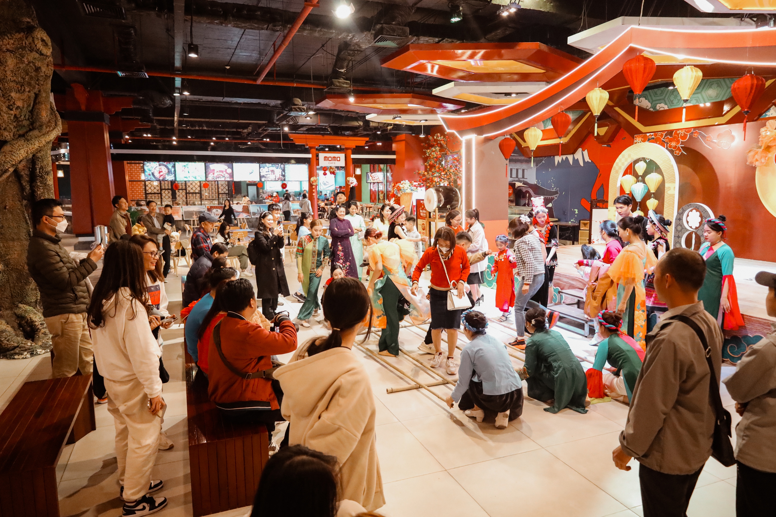 Sa Pa, Hạ Long hút khách đầu xuân Giáp Thìn - Ảnh 7.