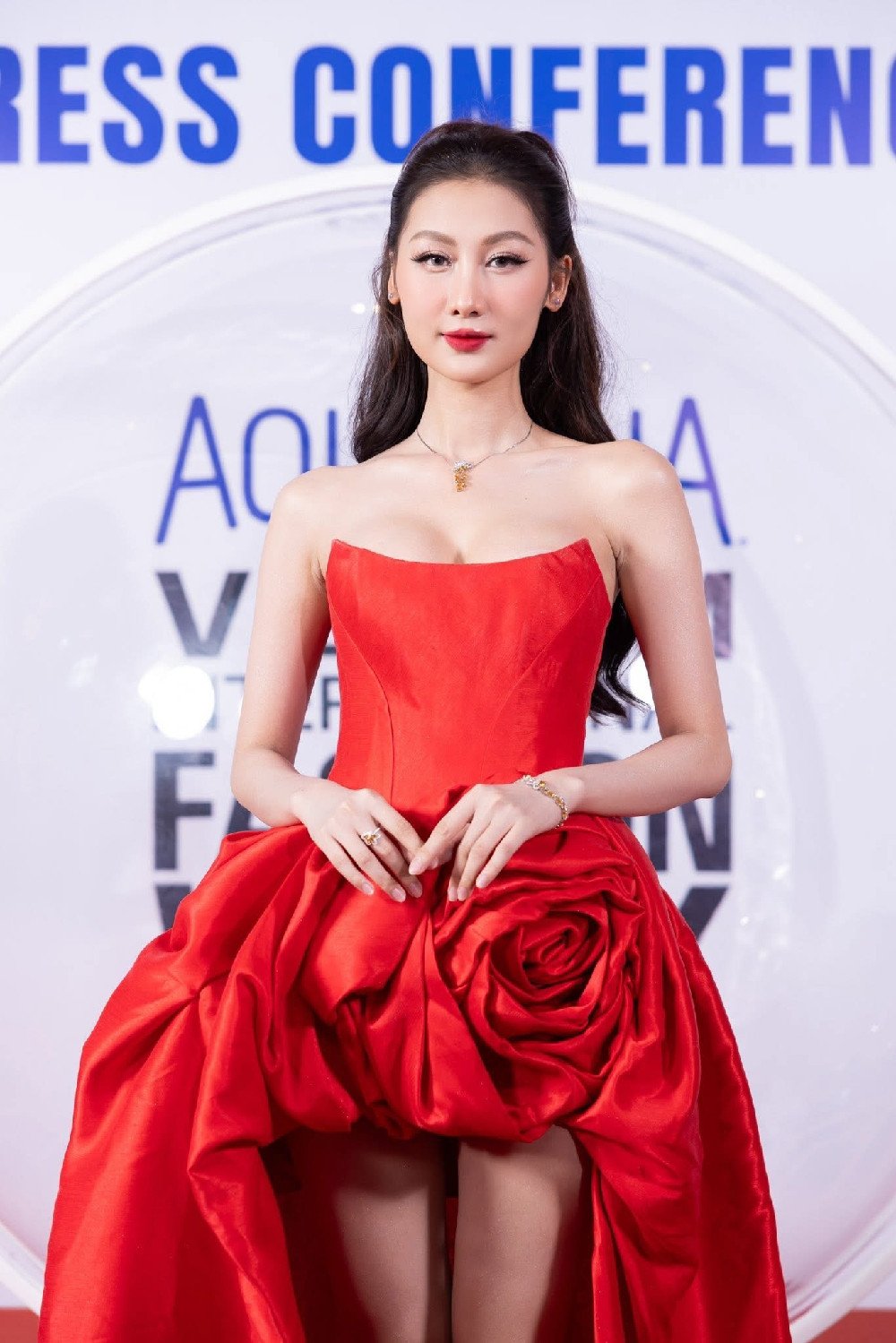 Hoa hậu Bùi Quỳnh Hoa hở bạo, Quế Anh vai trần gợi cảm - Ảnh 1.