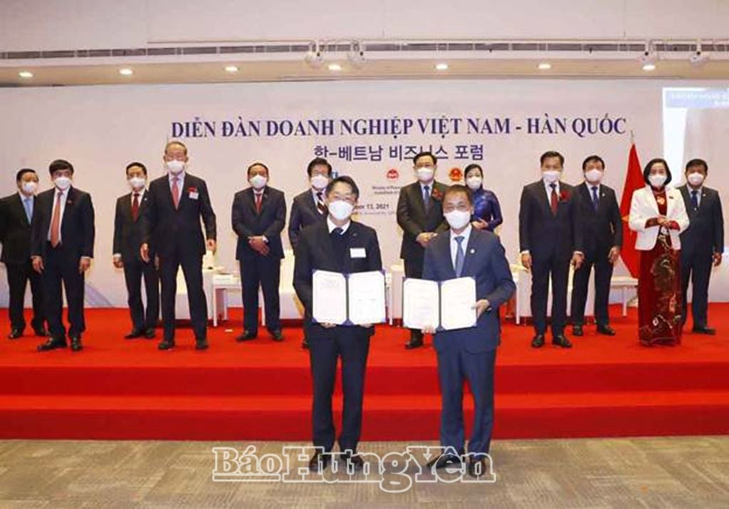 Đồng chí Nguyễn Hùng Nam, Phó Chủ tịch UBND tỉnh Hưng Yên và lãnh đạo Tập đoàn LH trao bản ghi nhớ hợp tác phát triển thành phố thông minh