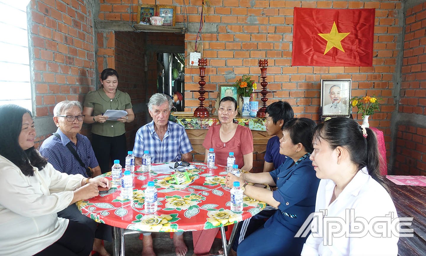 Handing over the solidarity house to the family of Mrs. Nguyen Thi The, Hamlet 2, Phu Cuong Commune, Cai Lay District