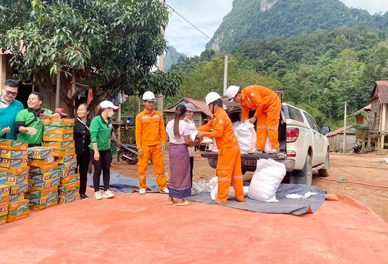 Tặng quà cho bà con dân tộc thiểu số trên địa bàn huyện.