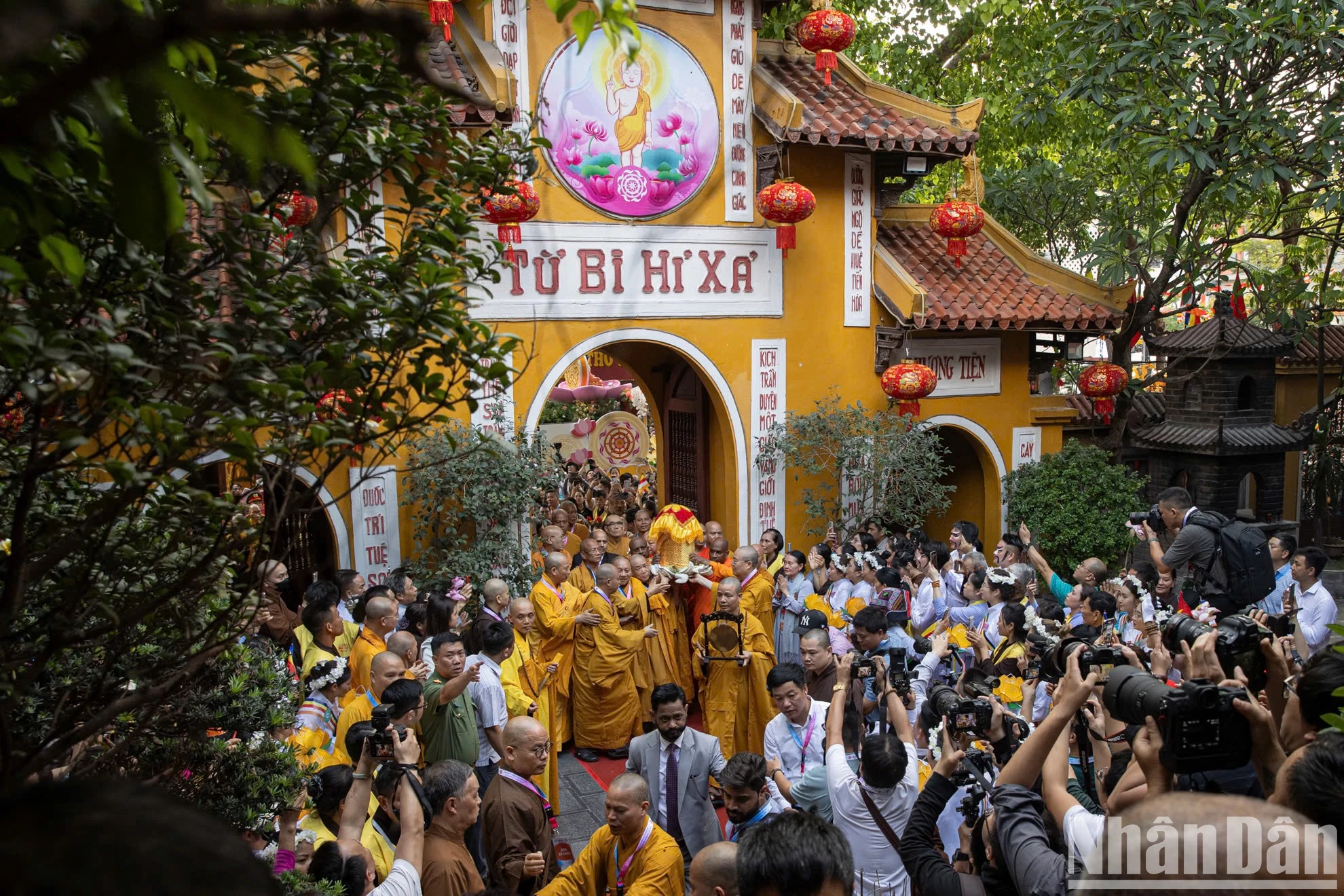 [Ảnh] Đông đảo người dân Hà Nội đón xá lợi Phật về chùa Quán Sứ ảnh 10