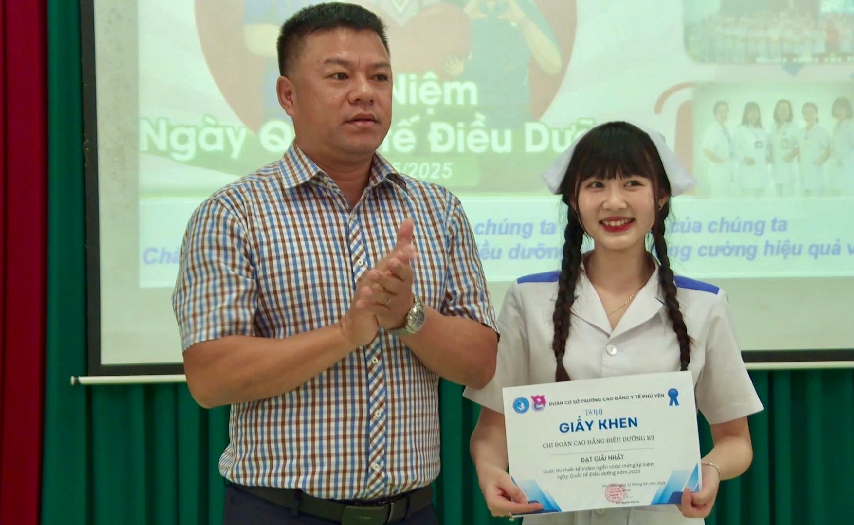 Lãnh đạo nhà trường tặng giấy khen cho sinh viên có video dự thi xuất sắc nhất. Ảnh: NHƯ THANH