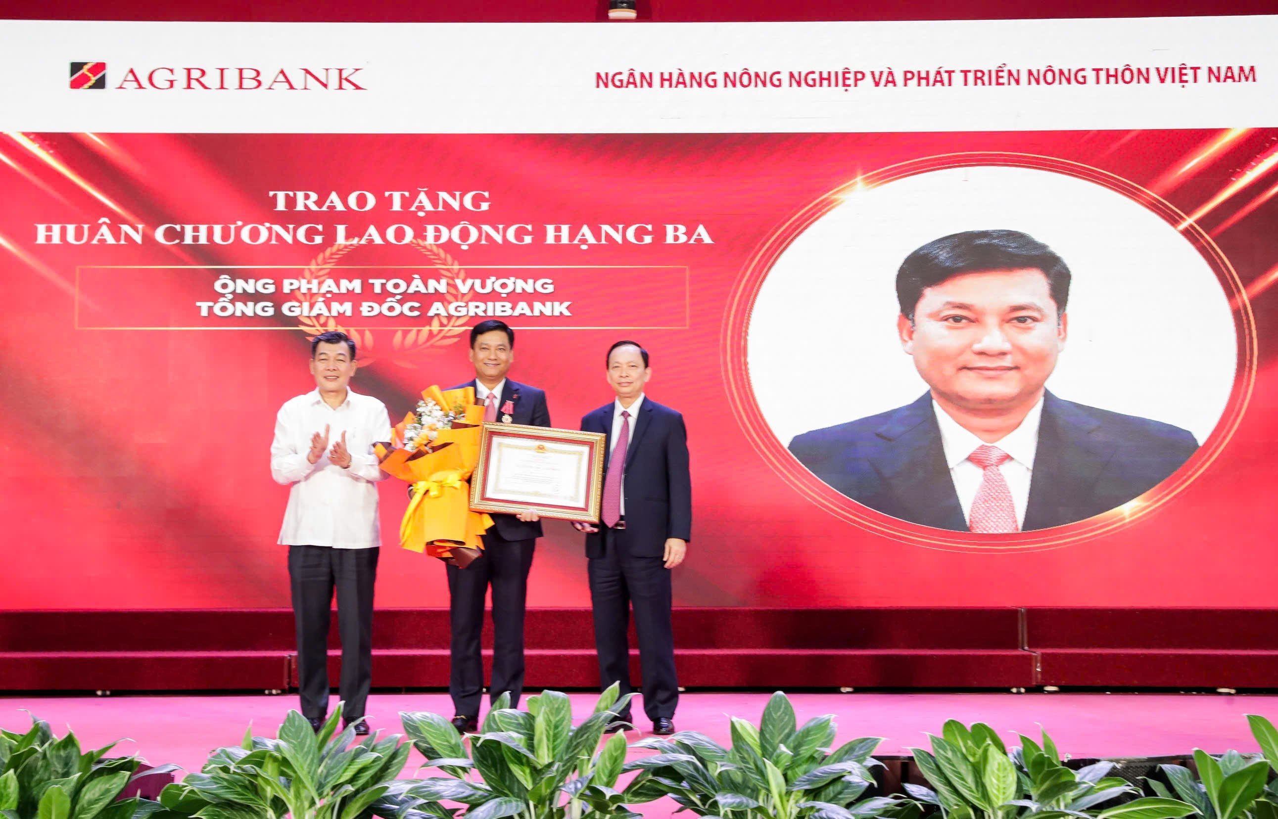 Hưởng ứng phong trào thi đua tạo động lực phấn đấu và phát triển