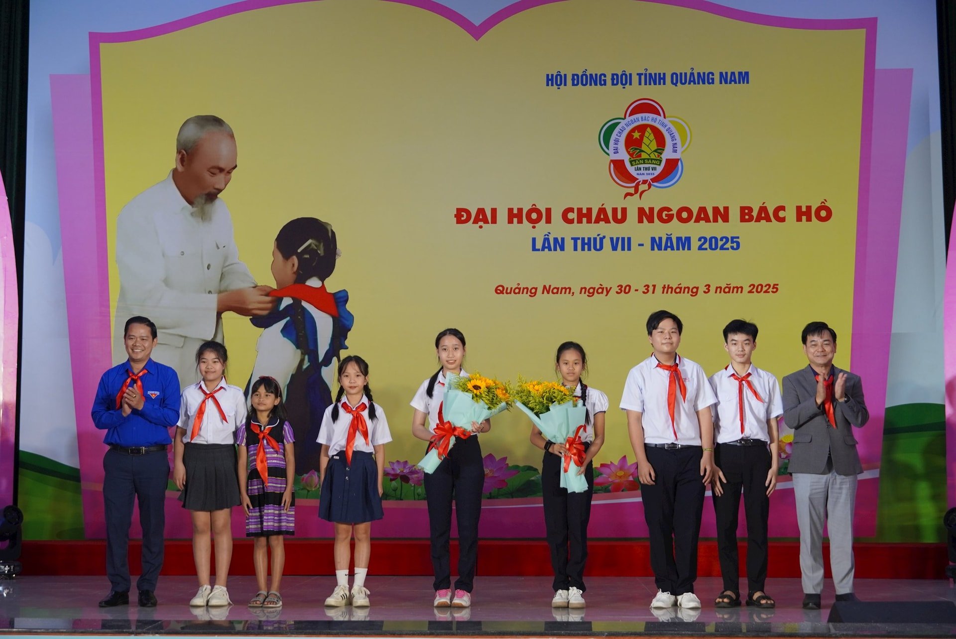 Các em thiếu nhi tiêu biểu đại diện cho thiếu nhi Quảng Nam tham dự Đại hội cháu ngoan Bác Hồ toàn quốc lần thứ X. Ảnh: TÂM ĐAN