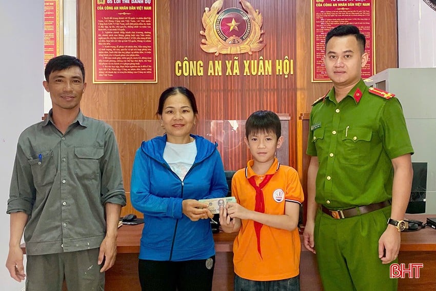 bqbht_br_luc-luong-cong-an-da-ho-tro-cung-bo-con-chau-duc-tra-lai-so-tien-cho-nguoi-bi-danh-roi.jpg