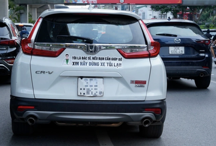 Bác sĩ kể chuyện cứu cô gái co giật vì tai nạn giữa đêm và dòng chữ ‘lạ’ trên xe - Ảnh 3.