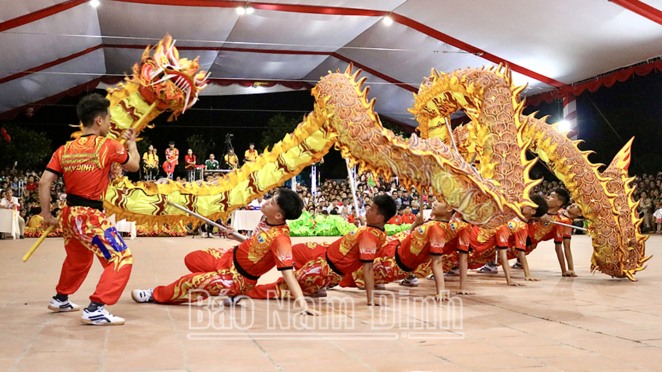 Tiết mục dự thi múa rồng tại Giải Vô địch các đội mạnh lân - sư - rồng toàn quốc lần thứ I năm 2025 được tổ chức tại Di tích lịch sử - văn hoá Chùa Hổ Sơn, xã Liên Minh (Vụ Bản). 
