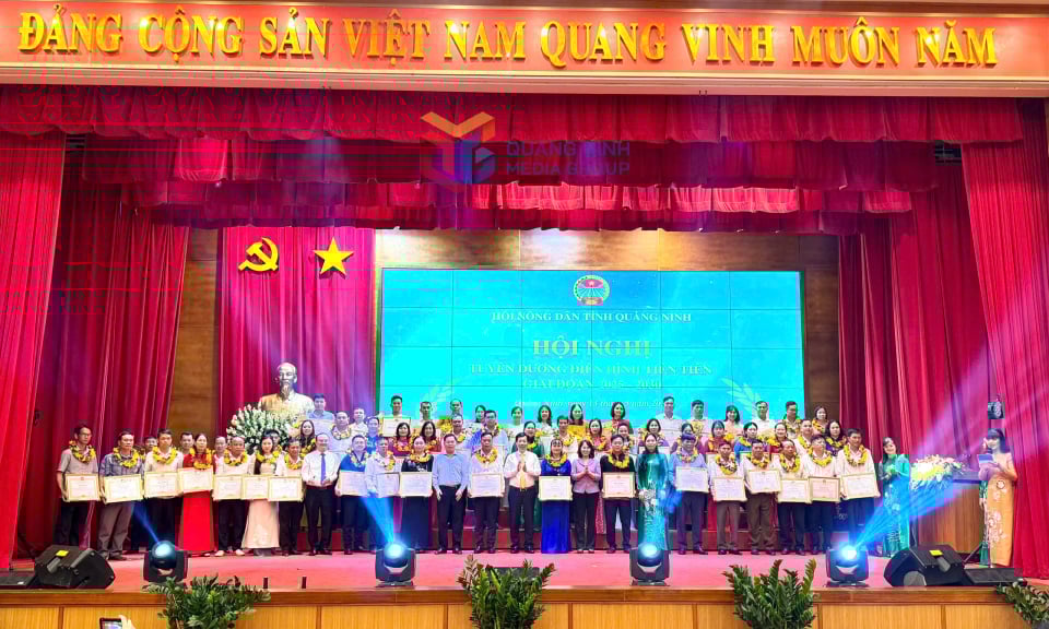 គណៈប្រតិភូបានអបអរសាទរសមូហភាព និងបុគ្គលកម្រិតខ្ពស់ធម្មតានៅក្នុងចលនាត្រាប់តាមសមាគមកសិករខេត្តសម្រាប់ឆ្នាំ ២០២០-២០២៥។