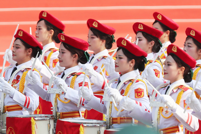 Khối nữ quân nhạc trong diễu binh, diễu hành kỷ niệm 50 năm Ngày giải phóng miền Nam, thống nhất đất nước. Ảnh: Hoàng Triều