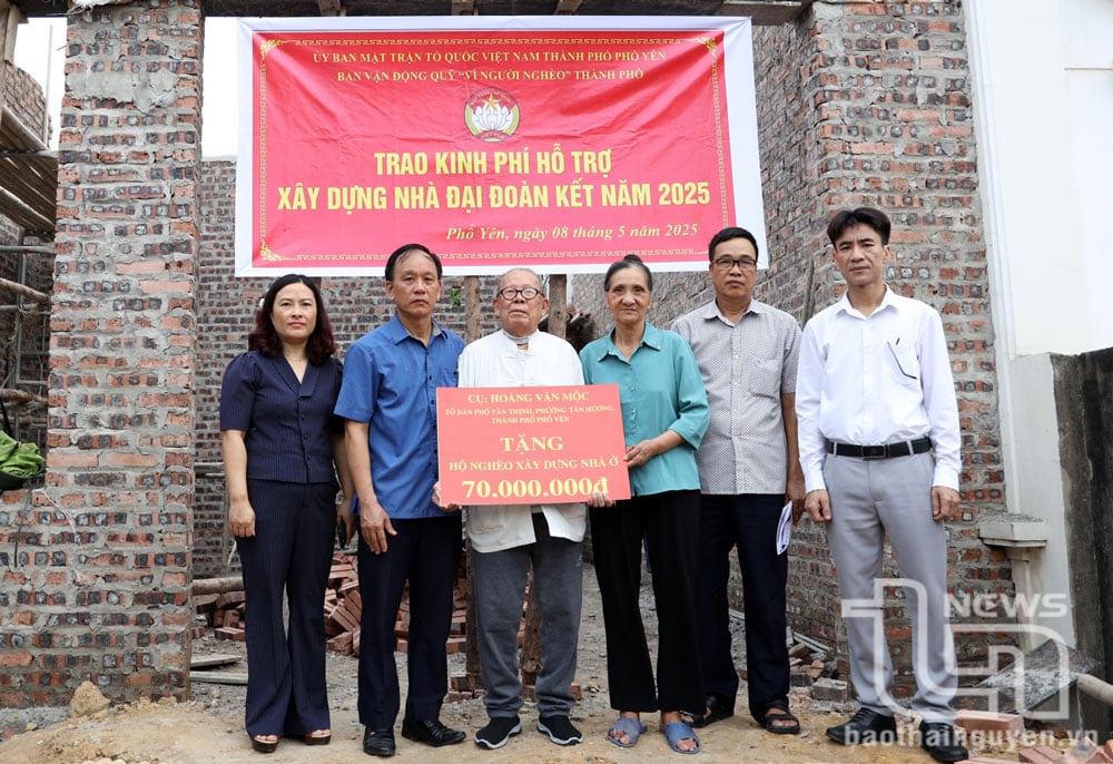 Cụ Hoàng Văn Mộc (người đứng giữa), ở tổ dân phố Tân Thịnh, phường Tân Hương (TP. Phổ Yên) trao tặng số tiền 70 triệu đồng hỗ trợ gia đình bà Nguyễn Thị Thịnh, ở tổ dân phố Đại Phong, phường Ba Hàng xây dựng nhà ở mới.