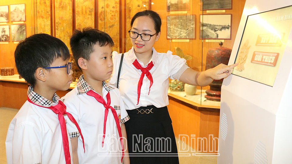 Giáo viên và học sinh trải nghiệm ứng dụng công nghệ số tại Bảo tàng tỉnh.
