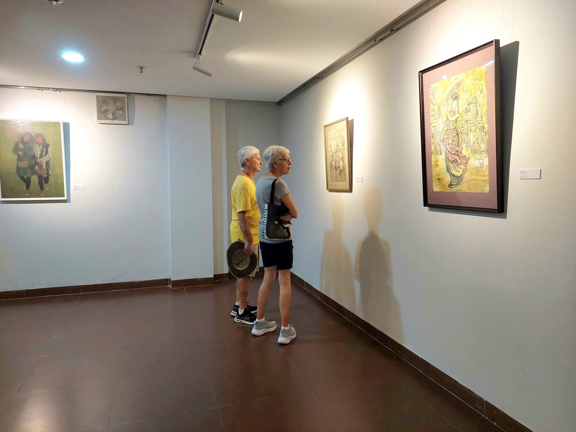 Khách quốc tế thưởng lãm các tác phẩm trưng bày tại triển lãm chuyên đề tại Bảo tàng Mỹ thuật Đà Nẵng. Ảnh: HÀ SẤU