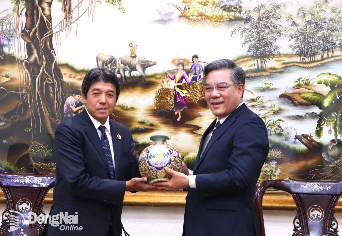 Phó chủ tịch UBND tỉnh Dương Minh Dũng tặng quà lưu niệm Chủ tịch HHDN Nhật Bản. Ảnh: Ngọc Liên