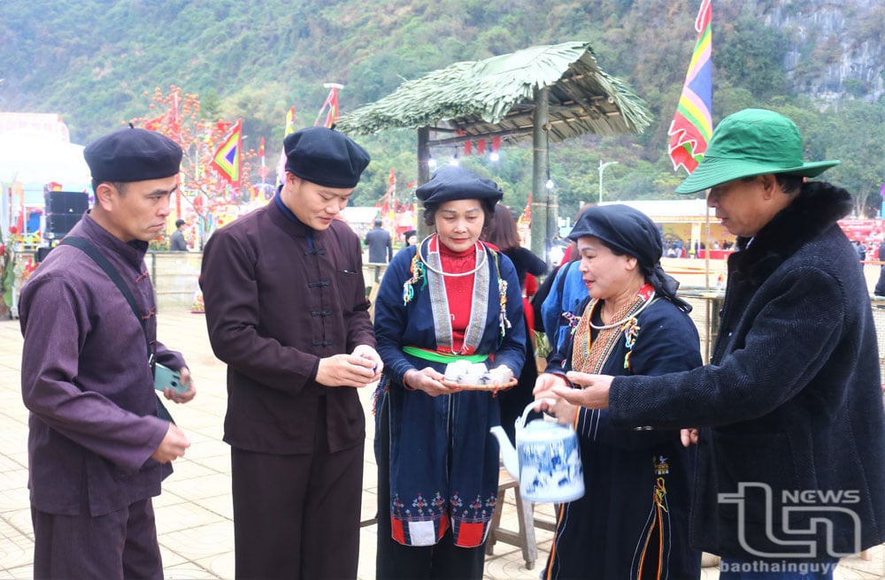 Bà con gặp gỡ, chia sẻ kinh nghiệm xây dựng gia đình văn hóa (ảnh chụp tại Lễ hội Lồng tồng ATK Định Hóa năm 2025).