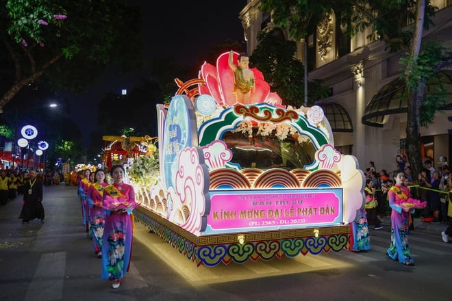 Hàng nghìn người cung rước xá lợi Phật quanh hồ Gươm- Ảnh 7.