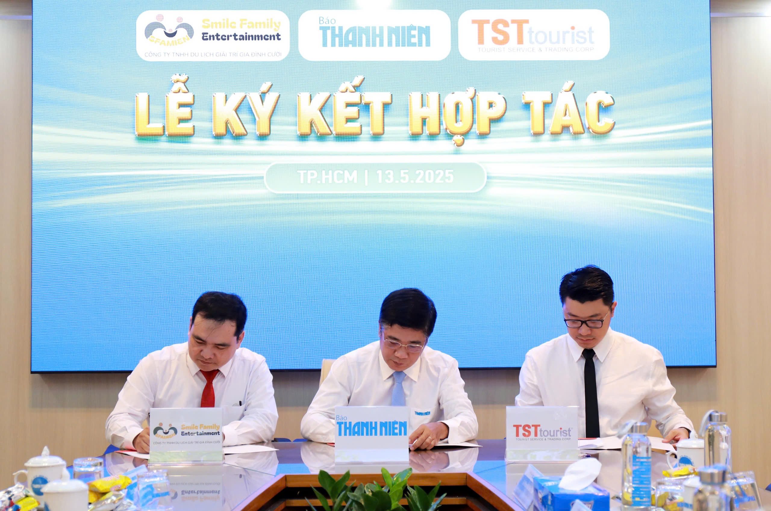 Báo Thanh Niên ký kết hợp tác với Công ty SFAMIEN và TST TOURIST  - Ảnh 1.