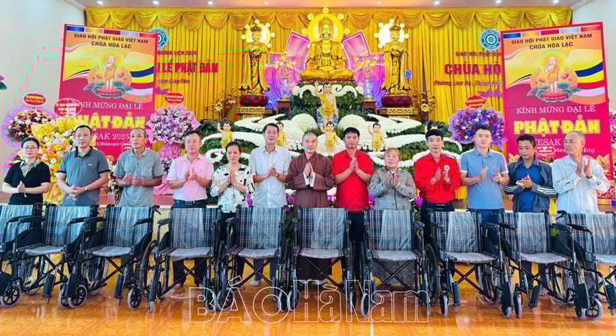 Trao 25 chiếc xe lăn cho người khuyết tật có hoàn cảnh khó khăn