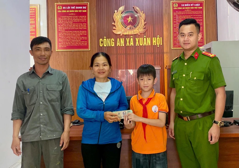 Tại trụ sở Công an xã Xuân Hội, em Hoàng Đức Duy trao trả lại số tiền cho người đánh rơi 