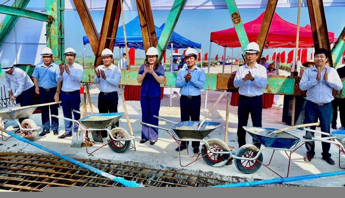 Delegates performed the closing ceremony of the Day River bridge connecting Ninh Binh and Nam Dinh.