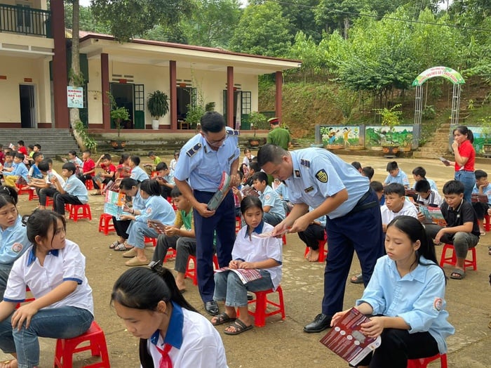 Lào Cai: Tích hợp nội dung phòng chống tác hại thuốc lá vào chương trình giảng dạy học đường

- Ảnh 2.