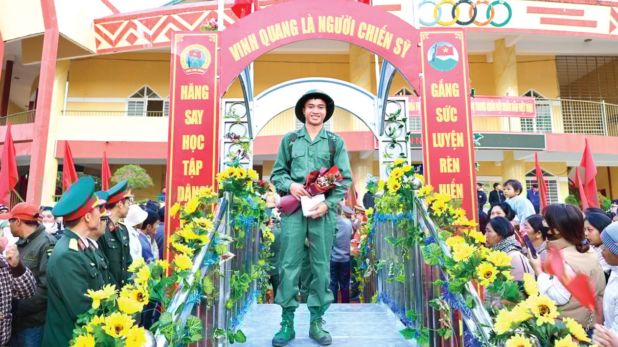 Thanh niên huyện Lạc Dương hăng hái lên đường nhập ngũ