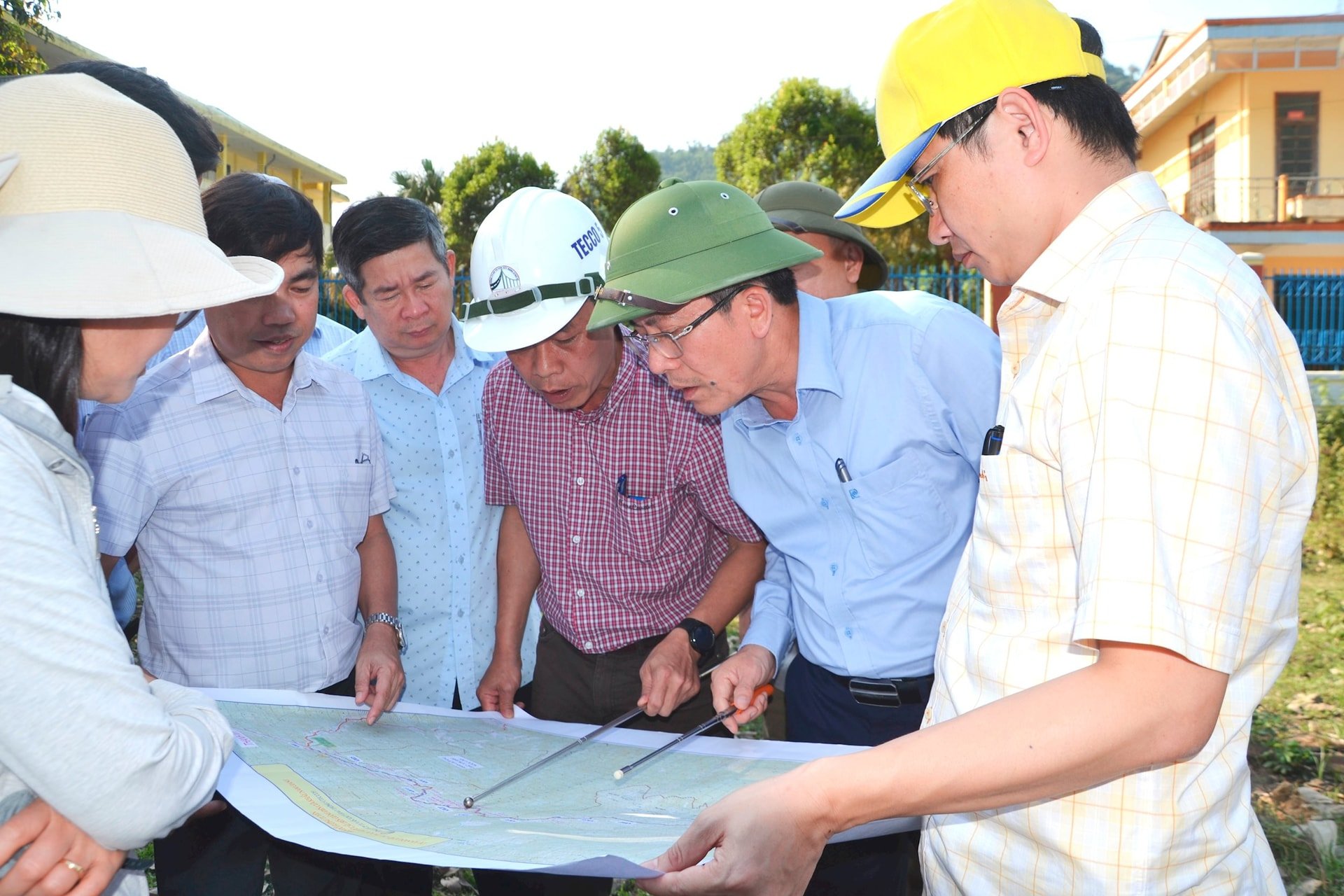 សមមិត្ត Tran Nam Hung (ពាក់មួកសុវត្ថិភាព) បានចុះពិនិត្យវាលនៅលើផ្លូវជាតិលេខ 14D នៅថ្ងៃទី 22 ខែមេសា។ រូបថត៖ CONG TU