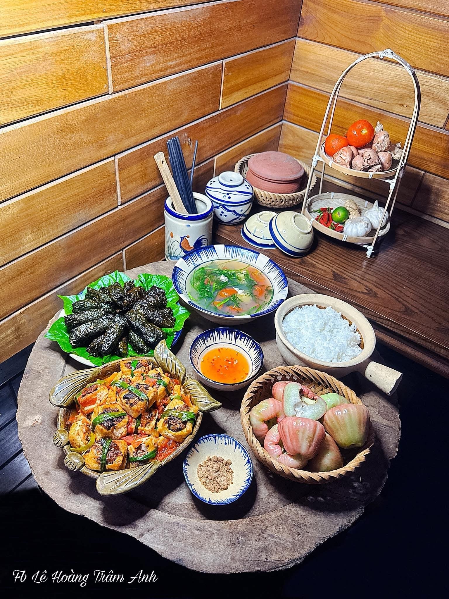 Bữa cơm gia đình ngon miệng với các món ăn dân dã, chuẩn vị cơm mẹ nấu.