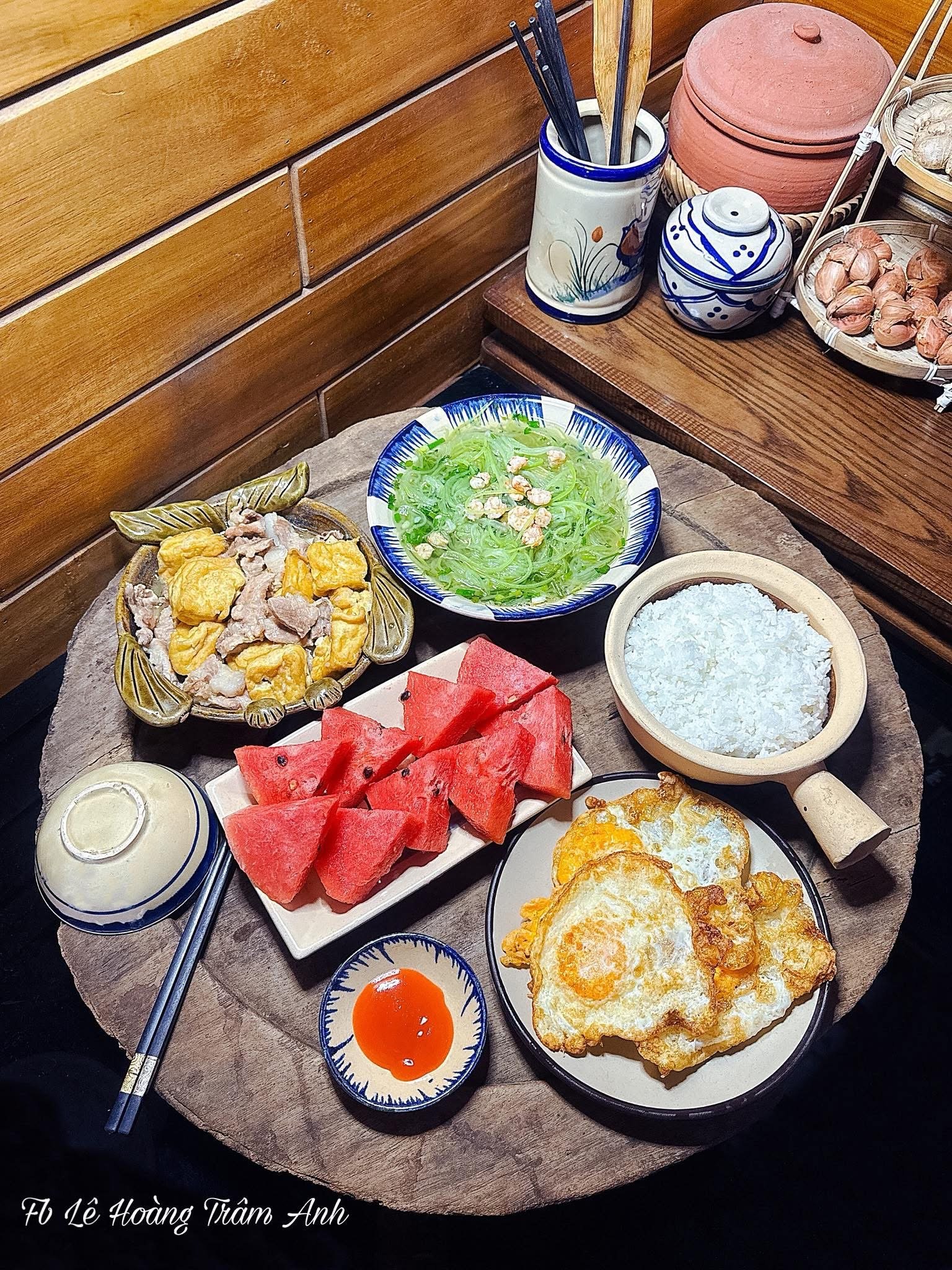 Mâm cơm nhà đơn giản, đầy đủ món chính – canh – rau cho bữa ăn ấm cúng.