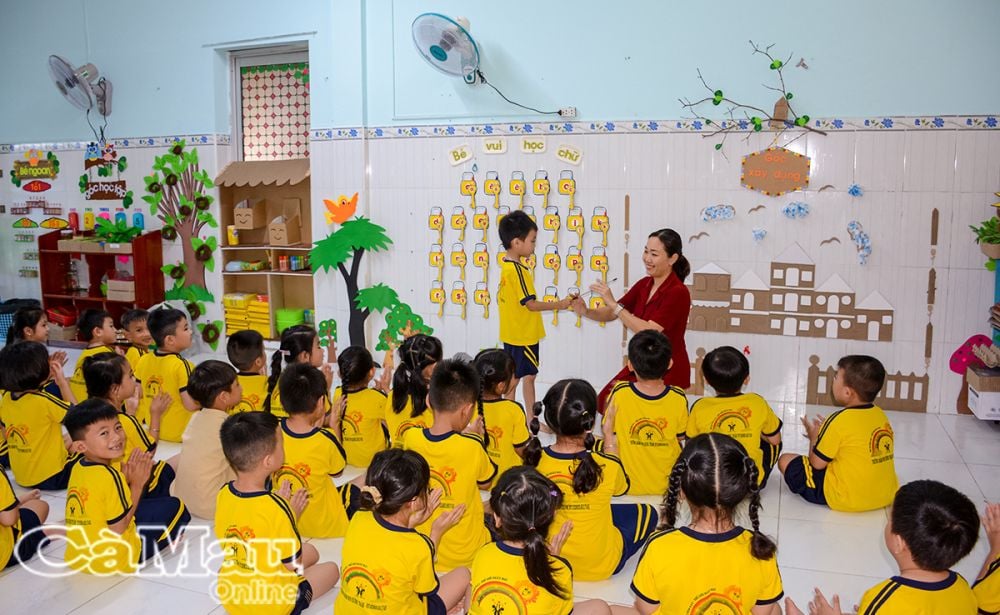 Cô Nguyễn Thị Thanh Trúc, giáo viên Trường Mần non Hương Tràm, đạt danh hiệu Giáo viên dạy giỏi mầm non cấp tỉnh năm học 2024-2025. Mỗi tiết học cô đều mang lại cho các bé tinh thần học vui tươi, có nhiều trải nghiệm thú vị.