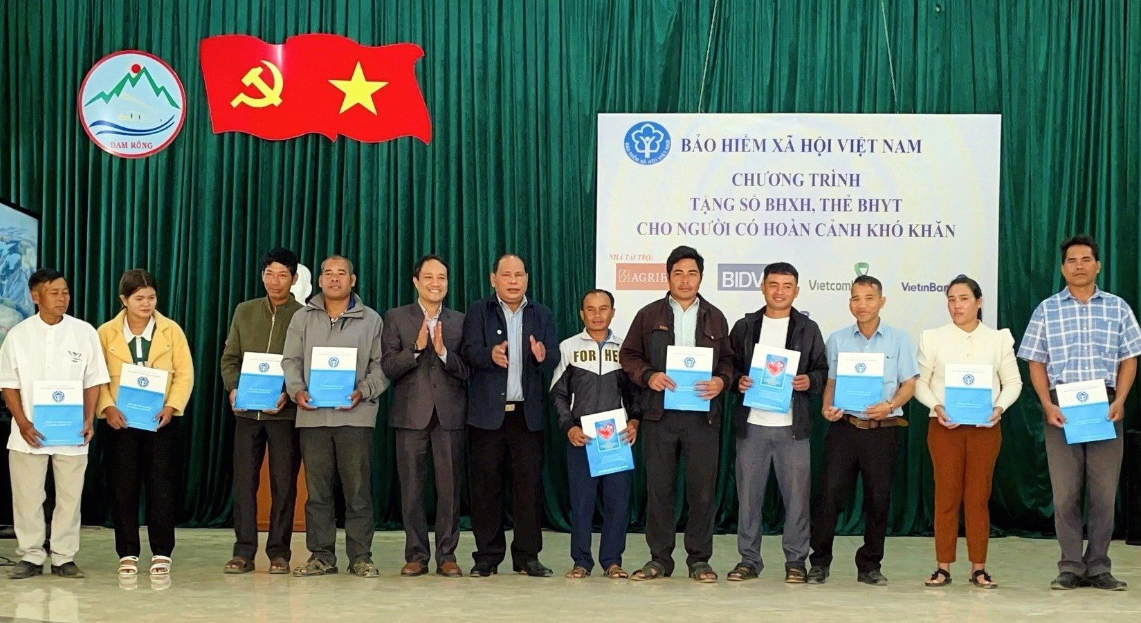 Tặng sổ BHXH và thẻ BHYT cho người dân có hoàn cảnh khó khăn tại huyện Đam Rông