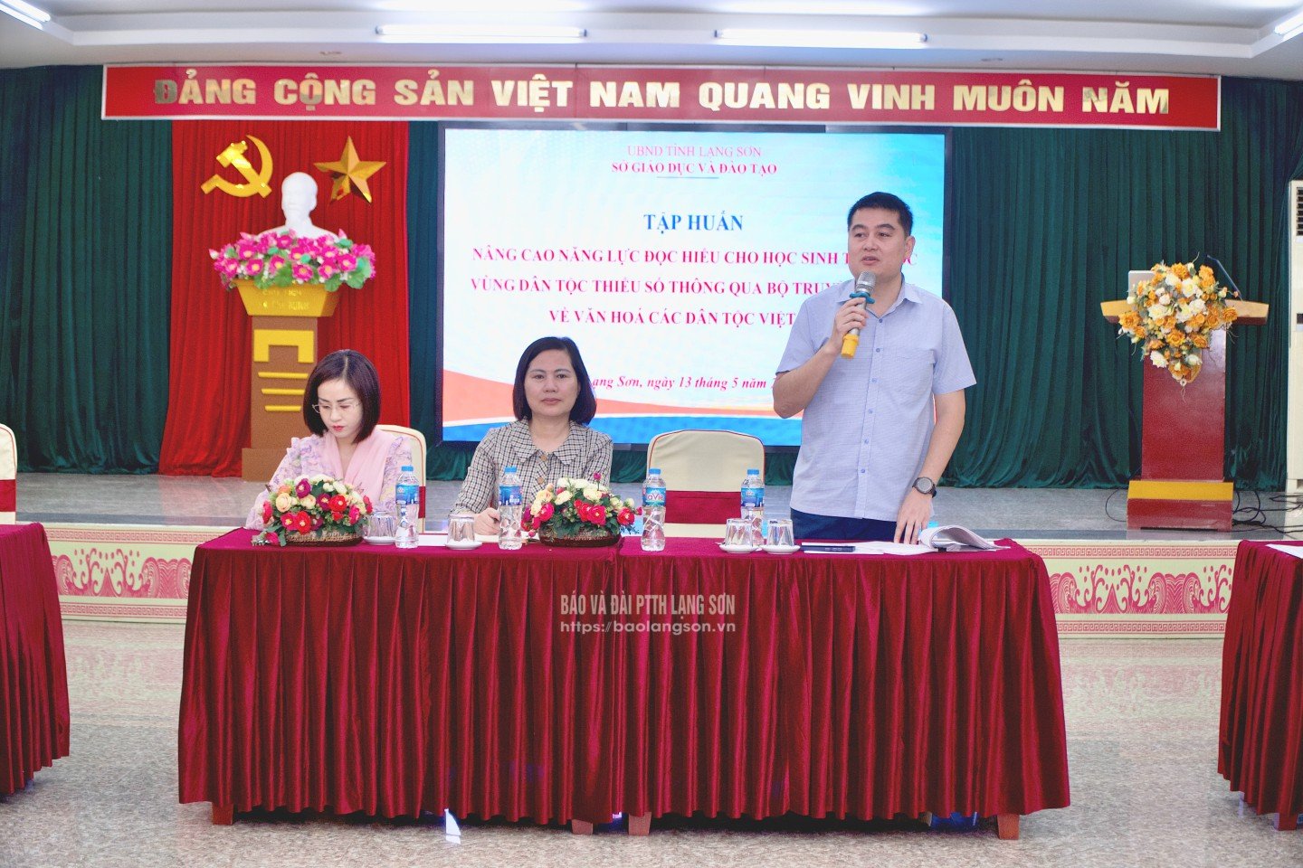 Lãnh đạo Sở Giáo dục và Đào tạo phát biểu tại hội nghị tập huấn