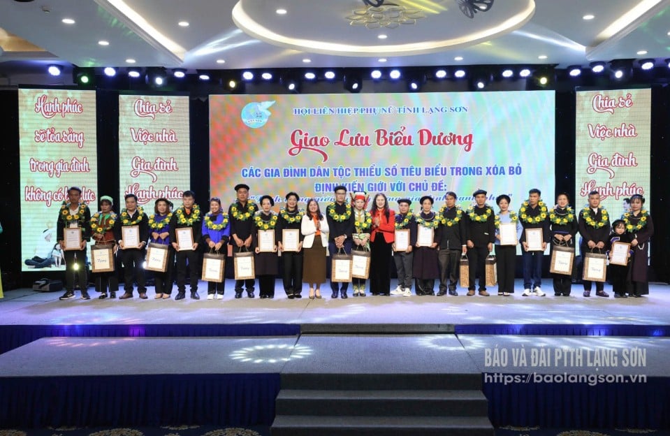 Hội LHPN tỉnh tổ chức giao lưu biểu dương các gia đình dân tộc thiểu số tiêu biểu trong xóa bỏ định kiến giới (tháng 12/2024) 