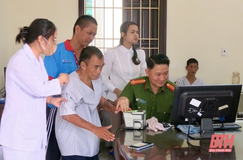 Die Polizei von Thanh Hoa bemüht sich, Sozialhilfeempfängern mobile Ausweise auszustellen