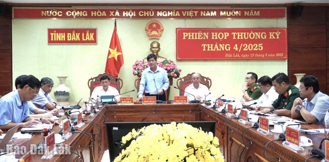 Quyền Chủ tịch UBND tỉnh Nguyễn Thiên Văn và các đồng chí Phó Chủ tịch UBND tỉnh chủ trì phiên họp.