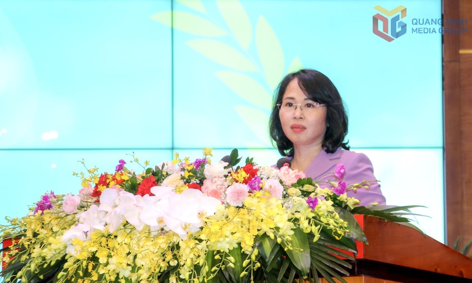 សមមិត្ត Trinh Thi Minh Thanh លេខាអចិន្ត្រៃយ៍គណៈកម្មាធិការបក្សខេត្ត ប្រធានក្រុមប្រឹក្សាប្រជាជនខេត្ត ថ្លែងមតិក្នុងសន្និសីទ។