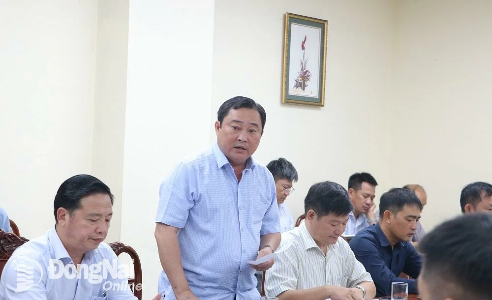 Ảnh Giám đốc Sở Nội vụ Nguyễn Hữu Định báo cáo tại buổi làm việc. Ảnh: Phạm Tùng