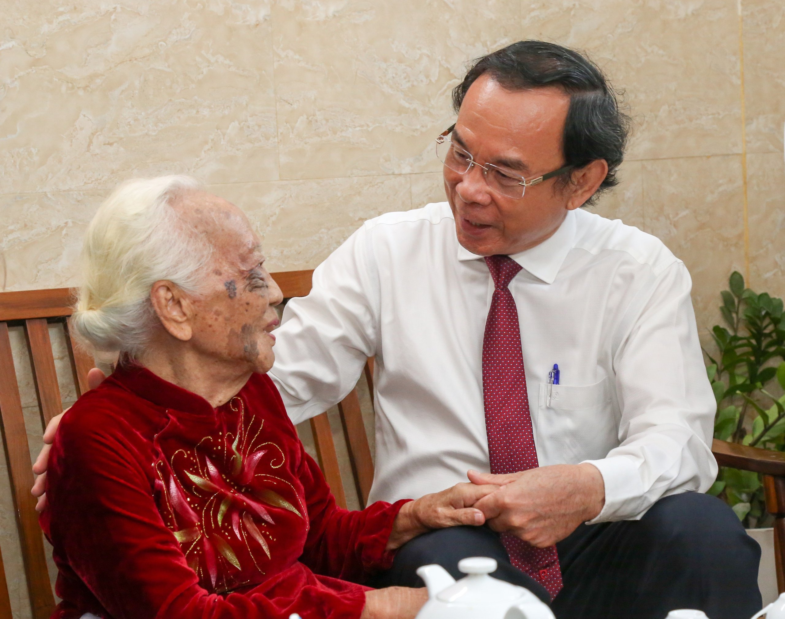 Bí thư TP.HCM Nguyễn Văn Nên trao Huy hiệu 80 năm tuổi Đảng cho cụ Nguyễn Thị Thanh Bình - Ảnh 2.