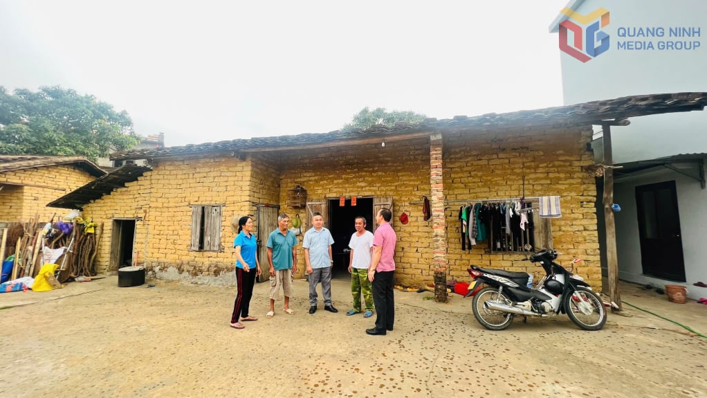 يعتبر منزل السيد جياب فونج أحد المنازل التقليدية الأربعة المتبقية في قرية بان كاو، بلدية لوك هون.