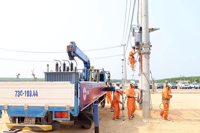 PC Quang Binh ជួសជុល និងកែលម្អបណ្តាញអគ្គិសនីយ៉ាងសកម្ម។