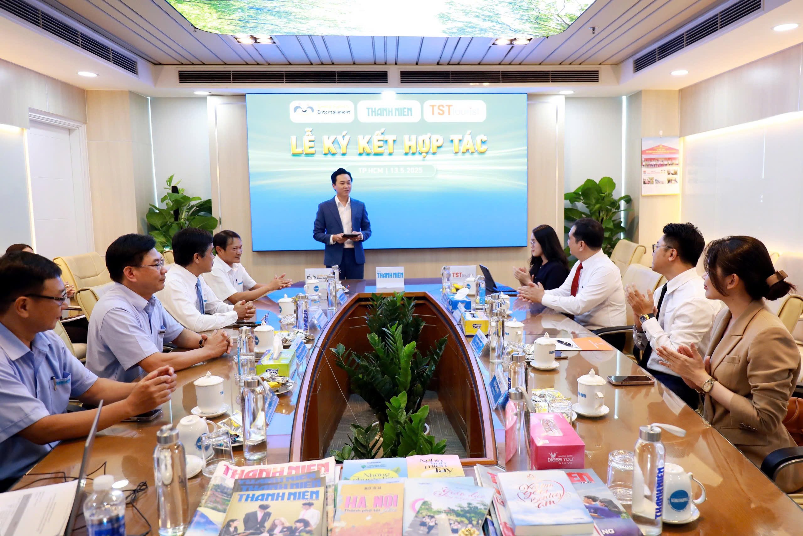 Báo Thanh Niên ký kết hợp tác với Công ty SFAMIEN và TST TOURIST  - Ảnh 6.