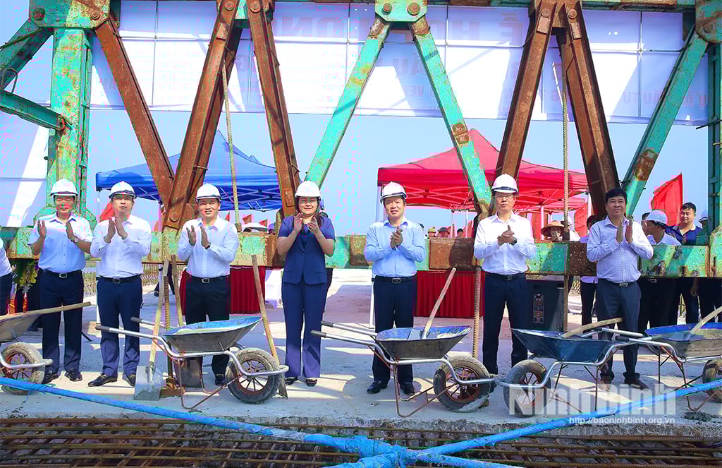 Các đại biểu thực hiện nghi thức hợp long cầu vượt sông Đáy nối Ninh Bình và Nam Địn