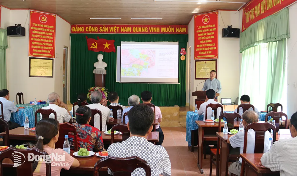 Đơn vị tư vấn trình bày về những nội dung của KCN Phước An. Ảnh: Vương Thế