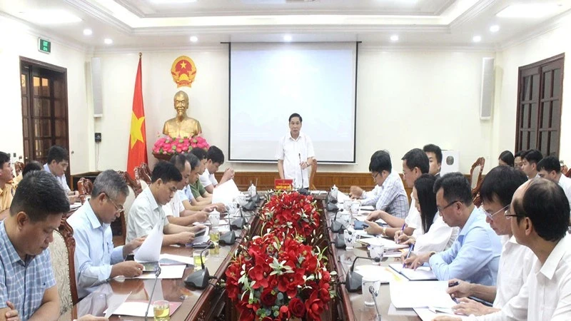 Phó Chủ tịch Thường trực Ủy ban nhân dân tỉnh Hà Nam Nguyễn Anh Chức phát biểu kết luận Hội nghị nghe báo cáo công tác cung rước, tôn trí xá lợi Đức Phật tại chùa Tam Chúc.