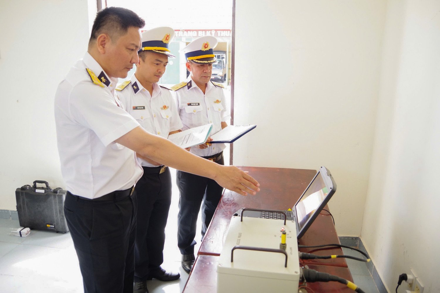 kiểm tra phần thực hành thao tác của thí sinh.