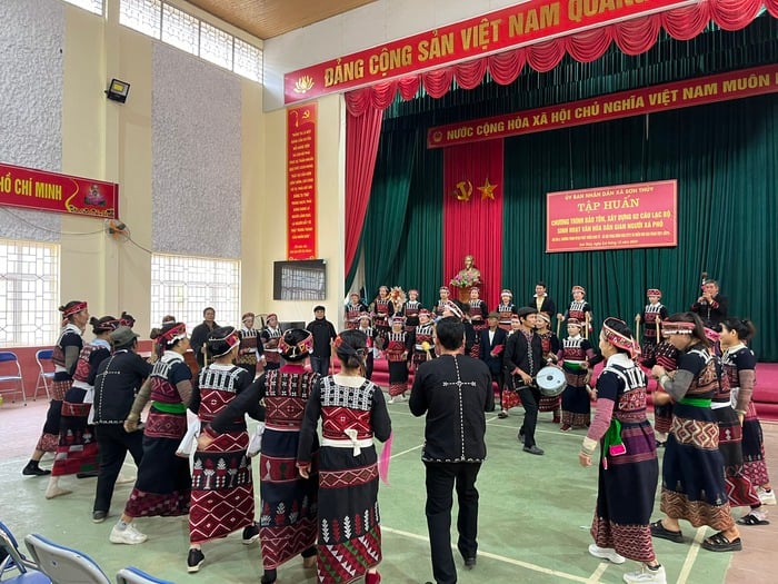 Cô gái người Xá Phó tạo sinh kế từ mạng xã hội
- Ảnh 2.